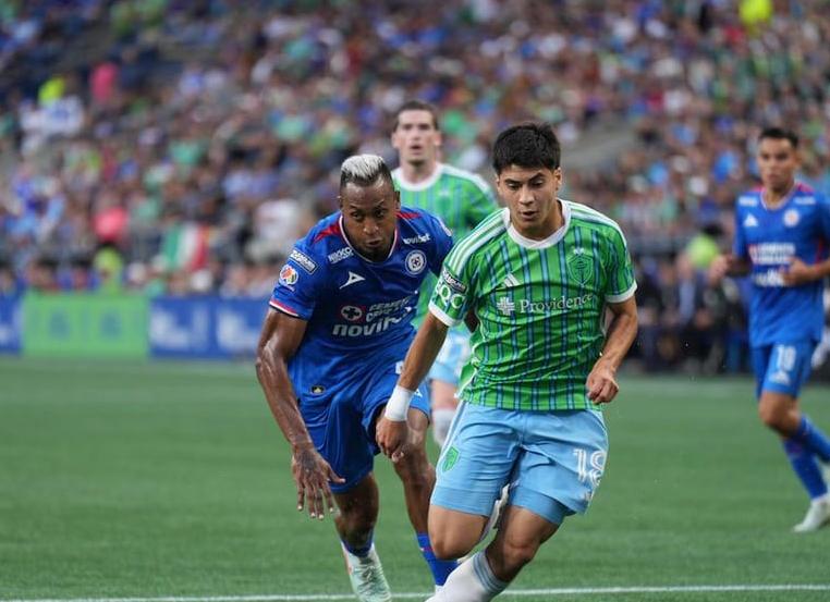 Топ-7 самых странных спонсоров футбольных команд: от криптовалюты до борделей