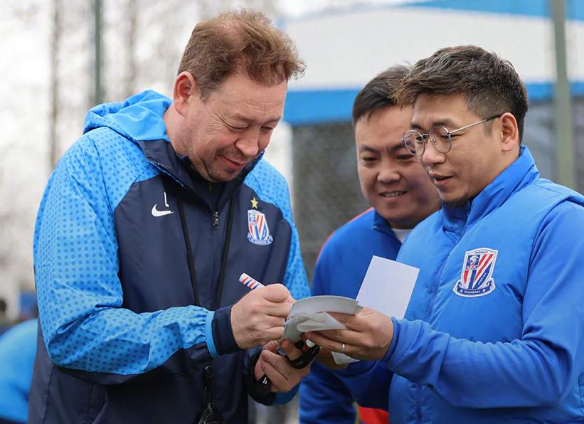 Китайское чудо Слуцкого: российский тренер впервые в плей-офф ЛЧ